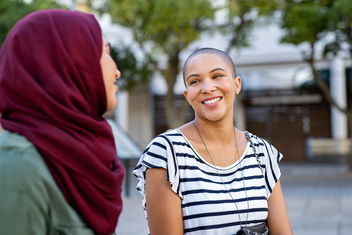 Muslimisches Mädchen mit einer Freundin